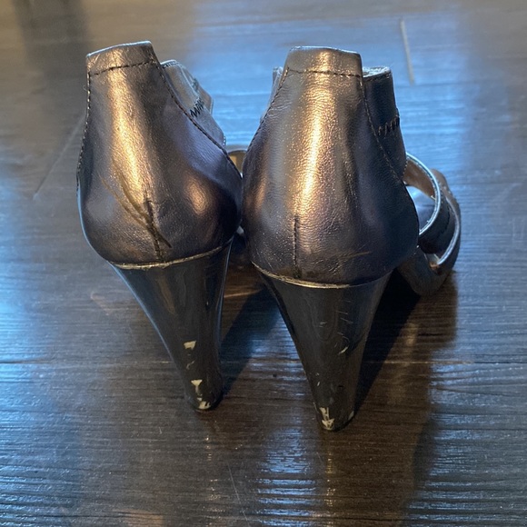 Michael Kors T-Strap Zip Heel Sz 8.5 - Chrome Metallic - Picture 7 of 7